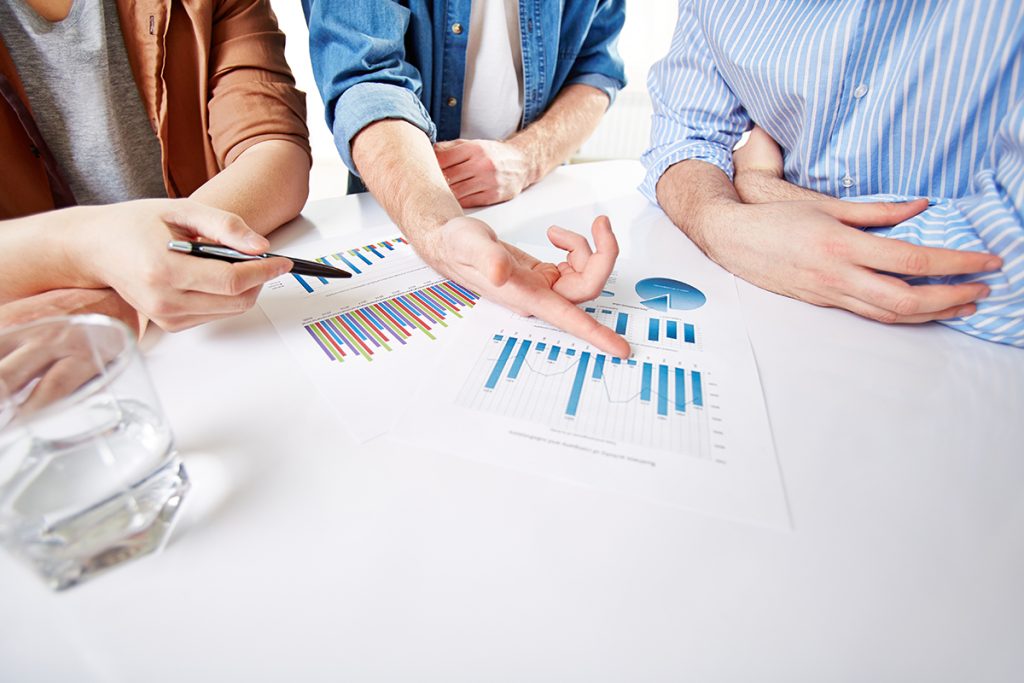 Talleres de finanzas para empleados 2 close up worker explaining graph