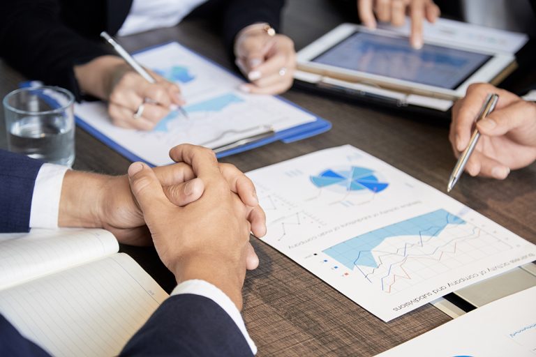 Planes mensuales para empresas 2 crop colleagues with papers tablet