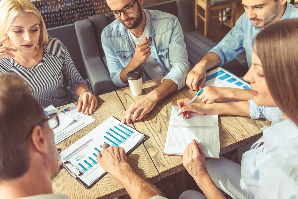 Talleres de finanzas para empleados 1 people smart casual wear are discussing documents