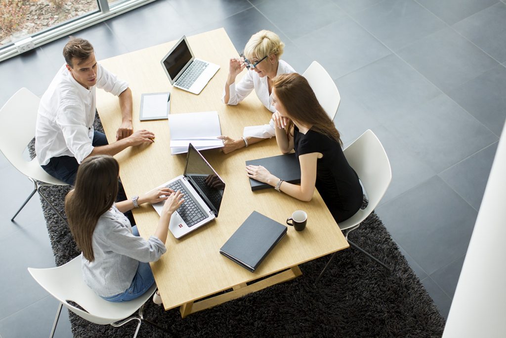 Consultoría corporativa 5 successful group business people working plans
