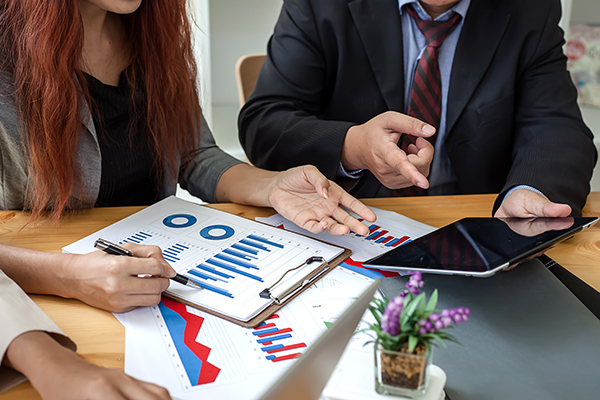 Formación aplicada 2 business people working with financial reports tablet 1
